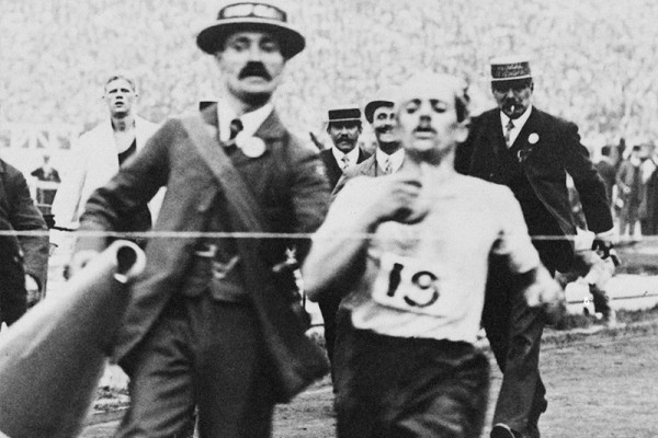 Pietri finishes the London 1908 Olympic marathon